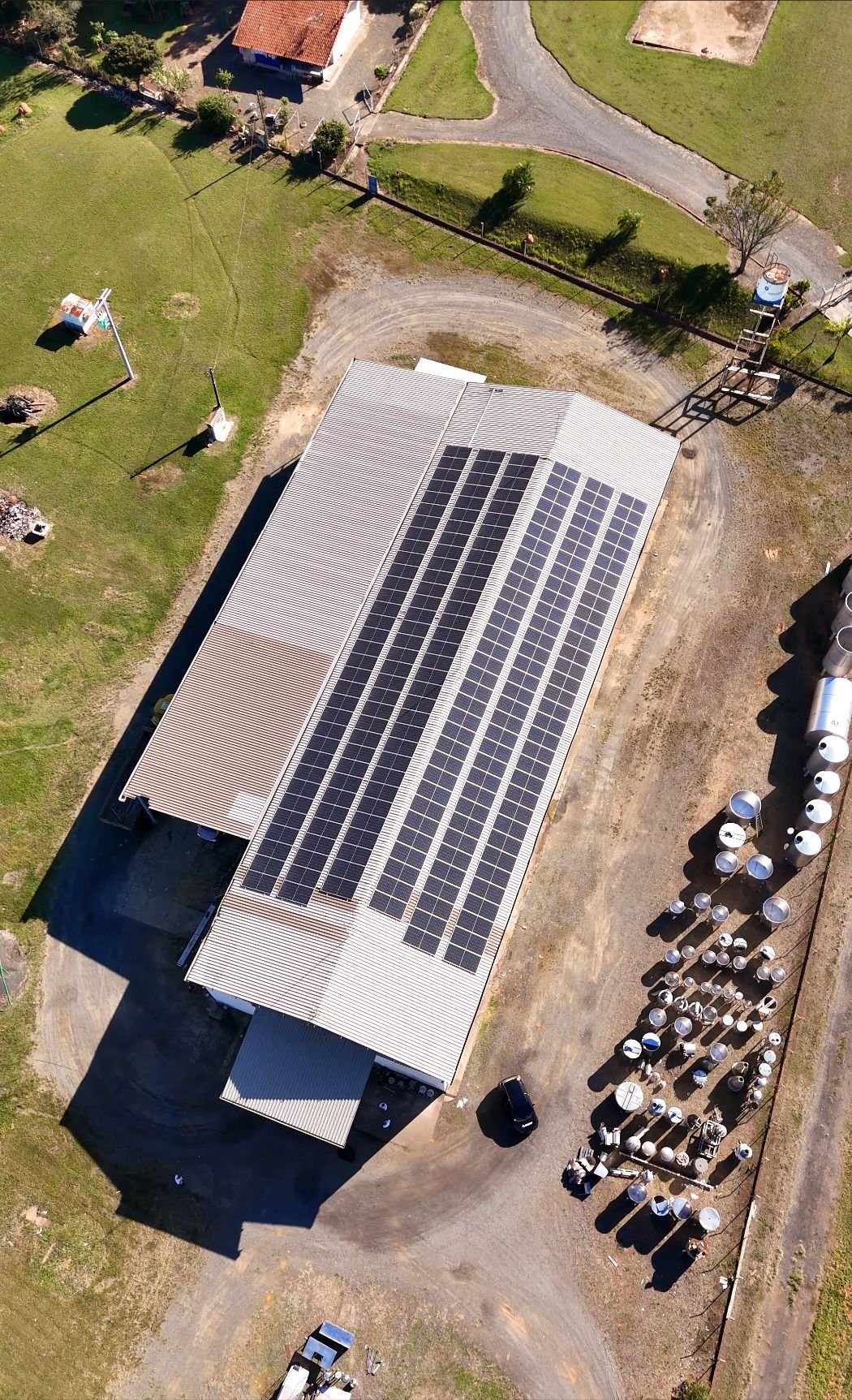 Vista aérea de galpão com sistema fotovoltaico no telhado
