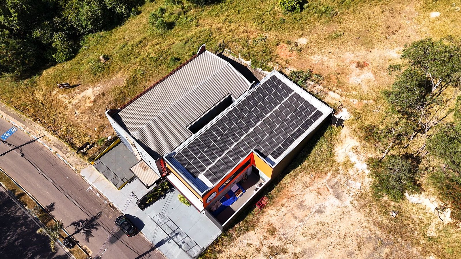 Sistema fotovoltaico em telhado comercial